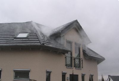 Luftundichtigkeiten mit Hilfe von Theaternebel sichtbar gemacht